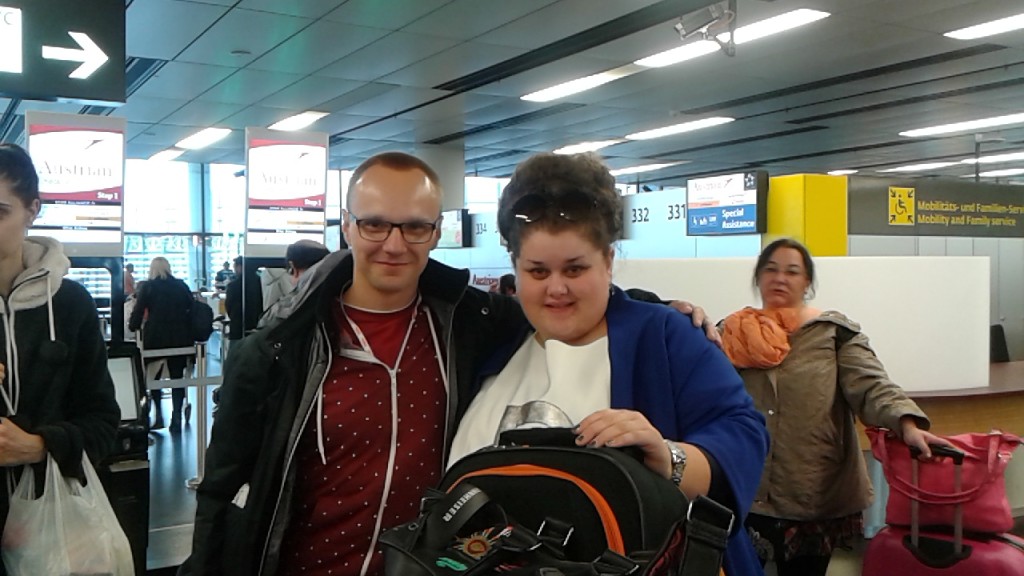 Bojana Stamenov, diva z Serbii ("Beauty never lies") i Mariusz Kurc na lotnisku w Wiedniu (24 maja br.)