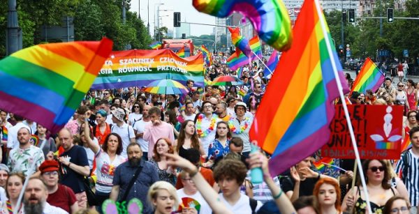 CORAZ SILNIEJSZY GŁOS LGBT+ GENERUJE PANIKĘ NA PRAWICY – 20 LAT MASZEROWANIA KU RÓWNOŚCI